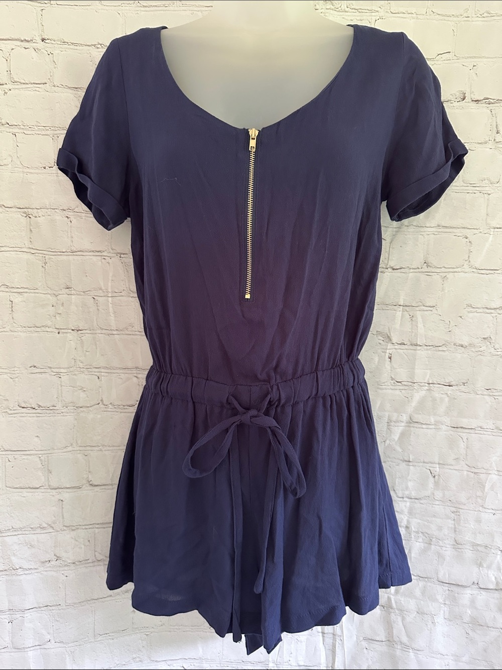 Lulu’s NWT Navy Short Sleeve Drawstring Romper with Front Zip size S